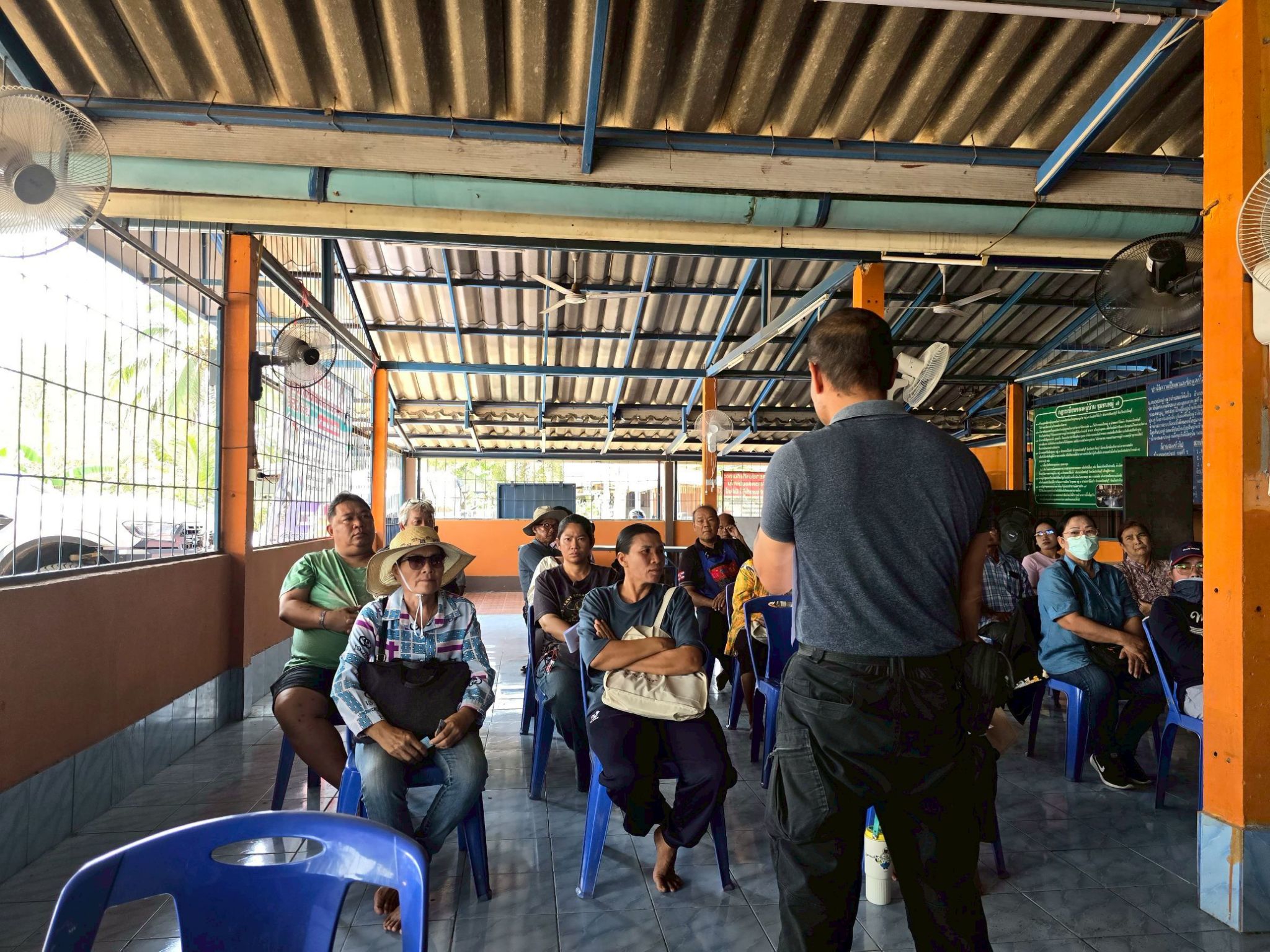 title - วันที่ 3 เมษายน 2569 นายวิทูล ประดิษฐ์บุญ ปฏิรูปที่ดินจังหวัดปราจีนบุรี มอบหมายให้ นายลิขิต ผันผ่อน ผู้อำนวยการกลุ่มกฎหมาย พร้อมด้วย เจ้าหน้าที่ ส.ป.ก.ปราจีนบุรี ลงพื้นที่ออกศูนย์บริการเคลื่อนที่ “Mobile Unit”  ยื่นคำร้องทั่วไปและปรึกษาข้อกฎหมายที่เกี่ยวข้องกับการปฏิรูปที่ดิน ณ เขาไม้แก้ว อำเภอกบินทร์บุรี จังหวัดปราจีนบุรี